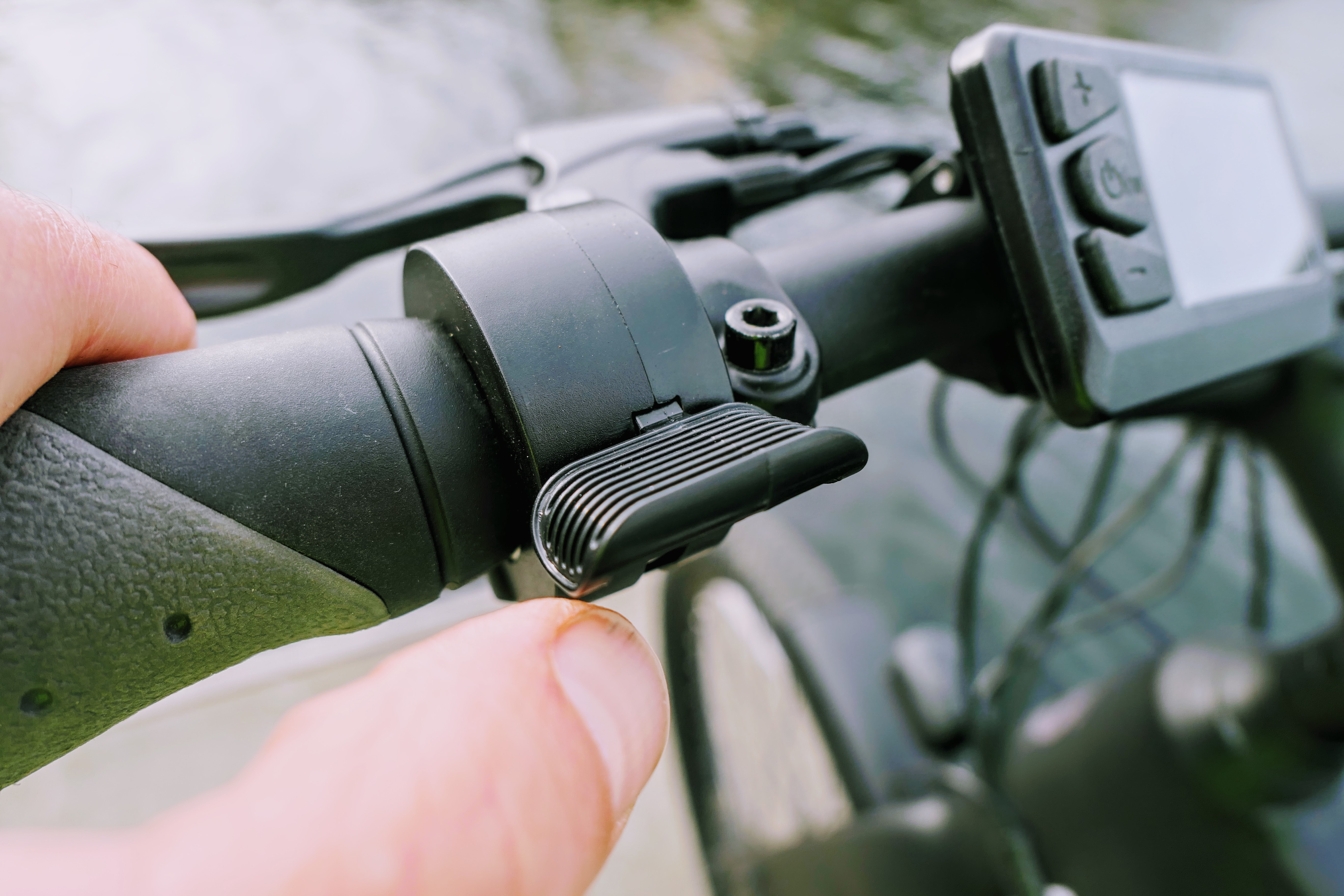 Throttle on Schwinn Coston DX